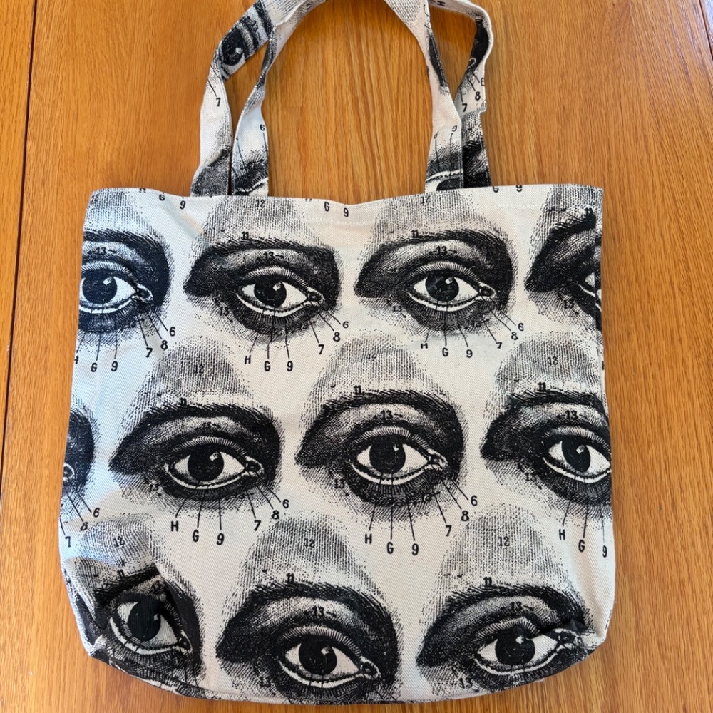 Eye tote bag with matching cosmetic bag.